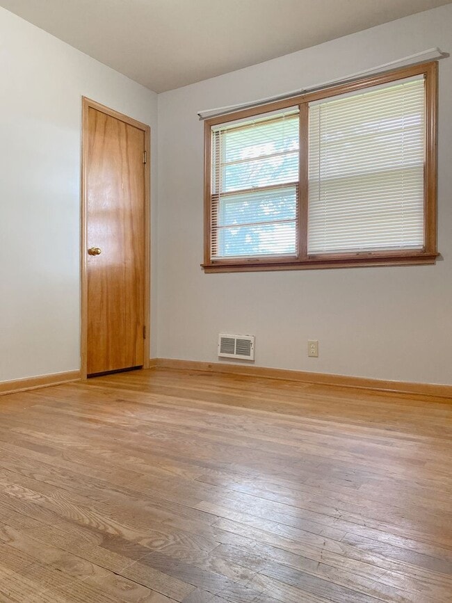 Building Photo - Beautiful 3 bed 1 bath house, over sized driveway, garage and fenced in back yard $1795