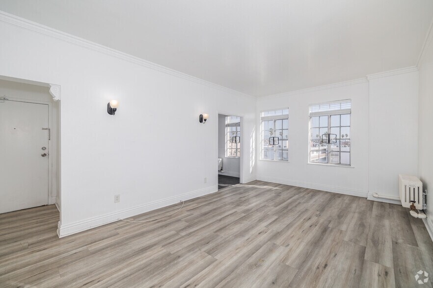 1BR, 1BA - 750SF - Living Room - St. Moritz Apartments