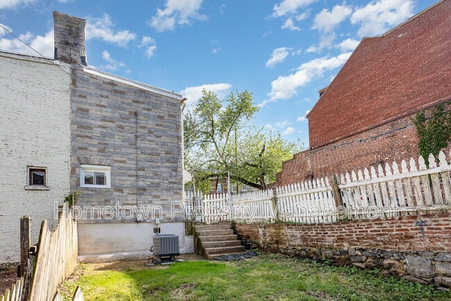 Building Photo - 321 W Mifflin St