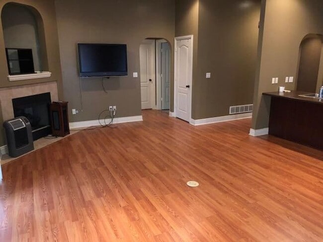 Building Photo - 3 Bedroom, 2 bathroom 1600 square foot single family home