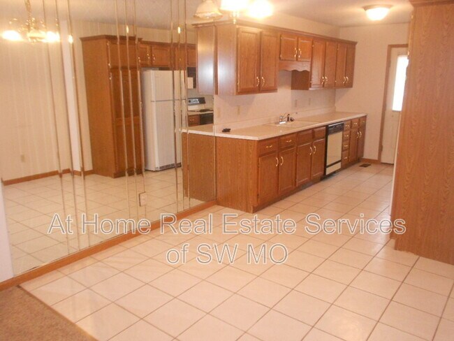 Building Photo - 807 Foxx Dr