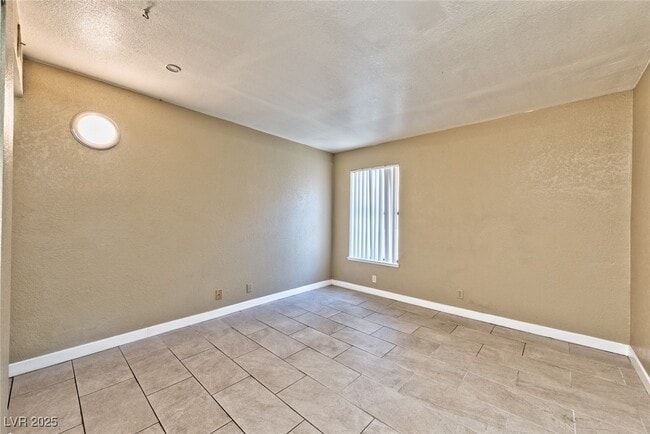 Building Photo - 2117 Sun Ave