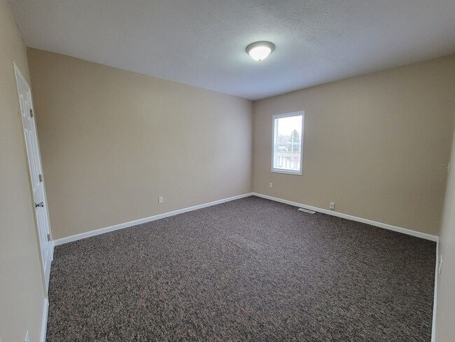 Building Photo - 3 bed, 2 bath. Close to ND