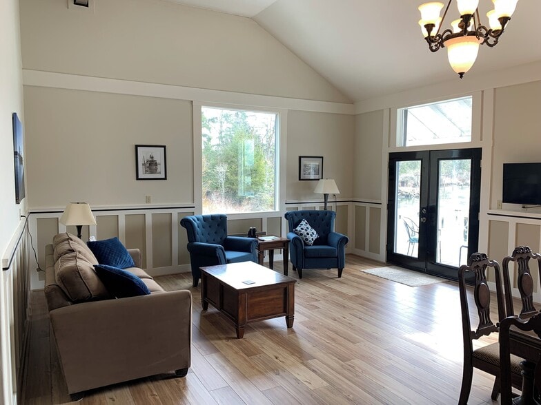Living Room - 957 Steamboat Slough Rd