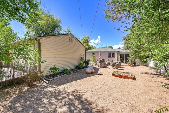 Building Photo - $2,295.00 - 3 Bedrooms, 1 Bathroom, Single...