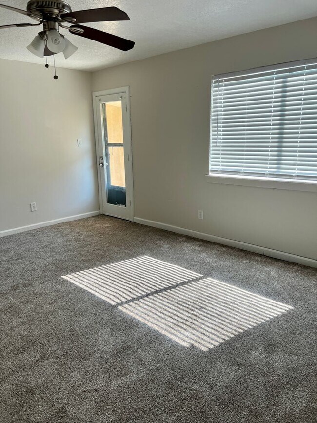 Building Photo - Great Town-Home!!