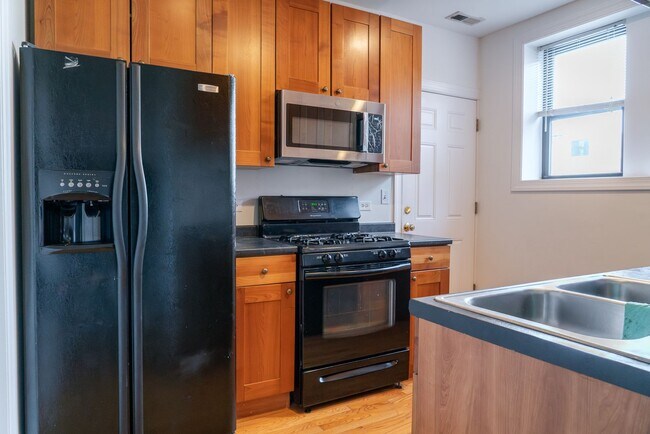 Building Photo - 2508 W Catalpa Ave
