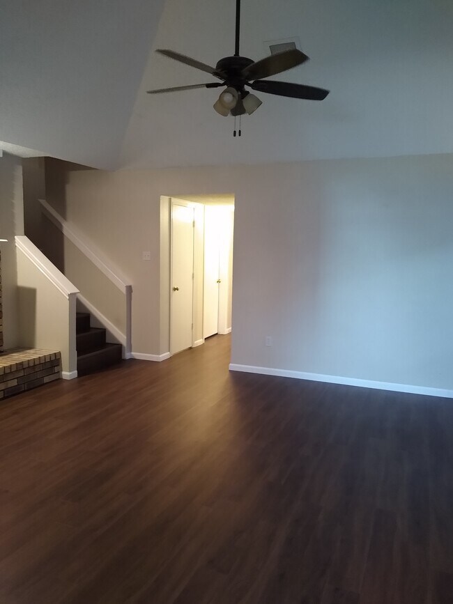 Building Photo - 2024 Greenview Dr