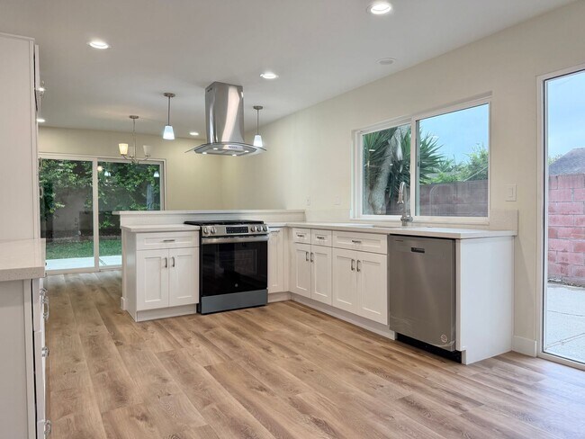 Building Photo - Spacious 5-Bedroom, 2-Bath Retreat in Quie...