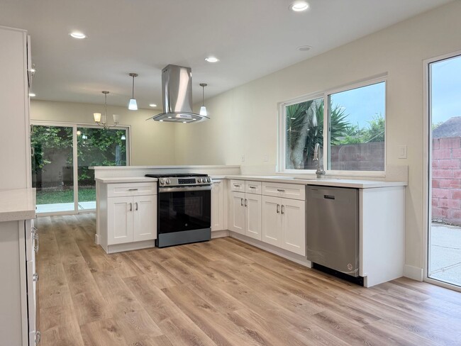 Building Photo - Spacious 5-Bedroom, 2-Bath Retreat in Quiet Oxnard Neighborhood