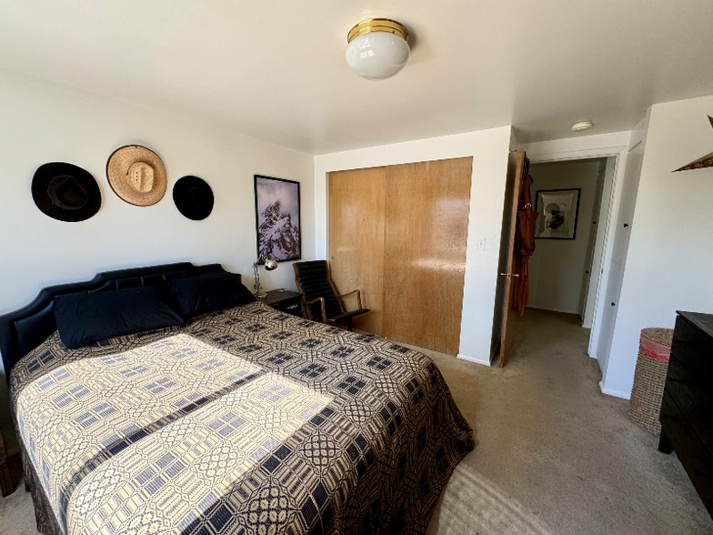 Building Photo - 673 E 6th Ave