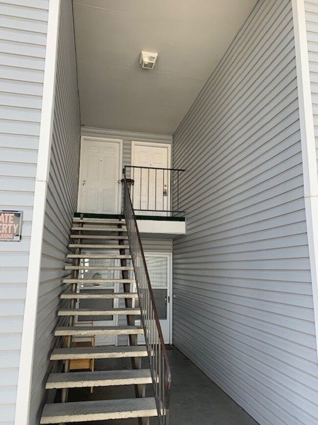 Building Photo - 2 Bed/1 Bath SE Bend Condo with Single Car Garage