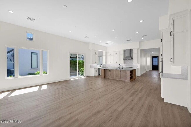 Building Photo - 2648 E Longhorn Ct