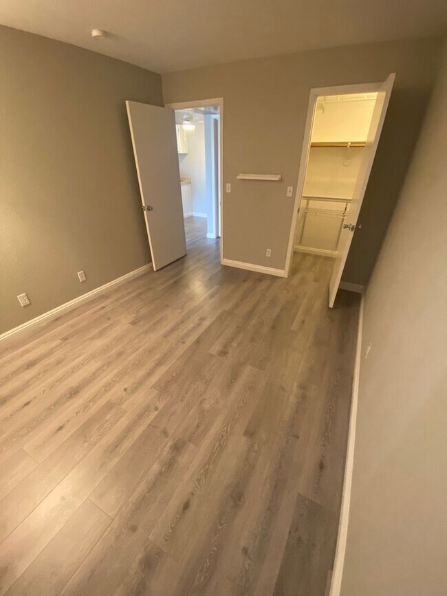 Building Photo - AMERICANA Property Mgmt - 1 bed Condo in Gated Community near The Strip