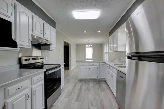 Building Photo - Freshly Renovated Home on Large Lot – Read...