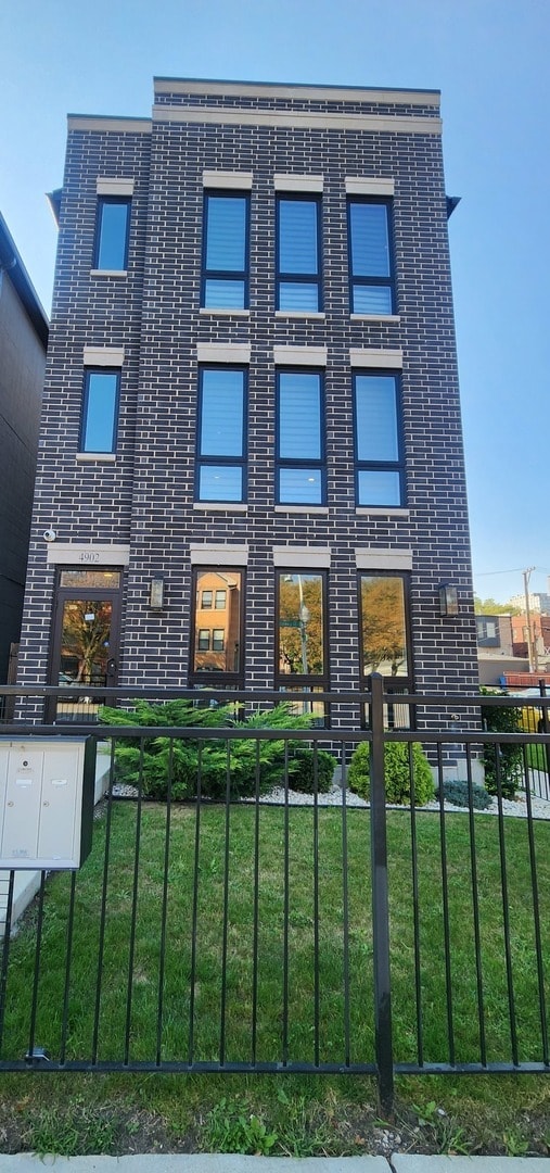 Primary Photo - 4902 S St Lawrence Ave