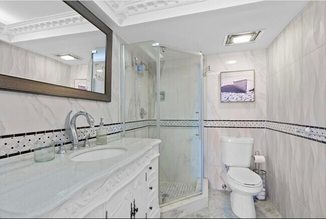 Building Photo - 1057 Hillsboro Mile