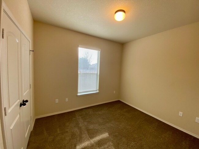 Building Photo - Move In Ready Duplex