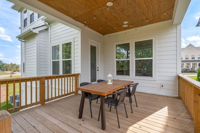 Building Photo - Now available in the highly desirable Lockwood Glen community in Franklin