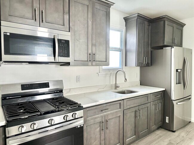 Building Photo - 619 Seneca St