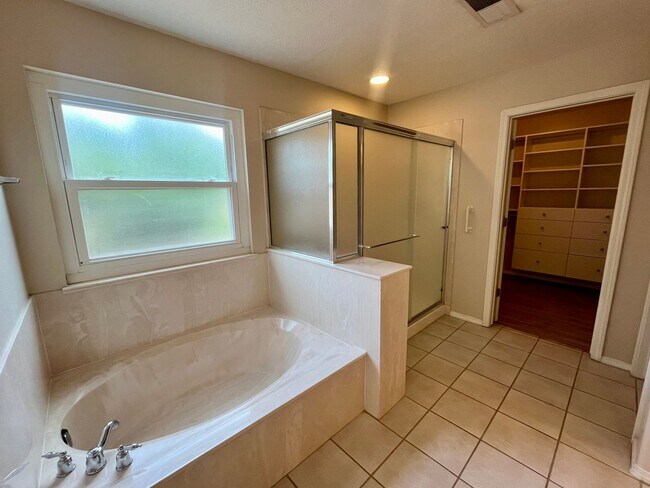 Building Photo - Gorgeous and Quiet 4 Bedroom 2.5 Bathroom ...