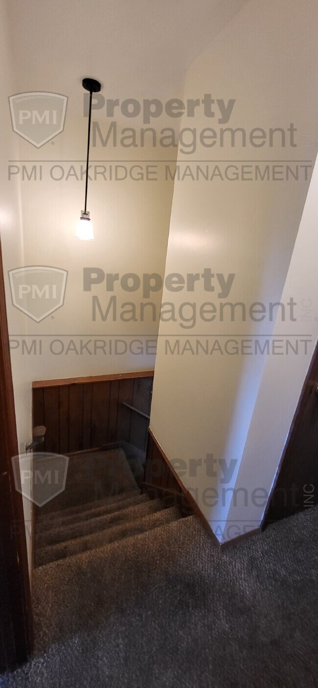 Building Photo - 2 Bed 1.5 Bath Townhome