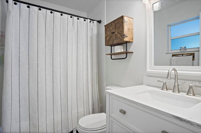 Building Photo - 9032 SE Sandridge Ave