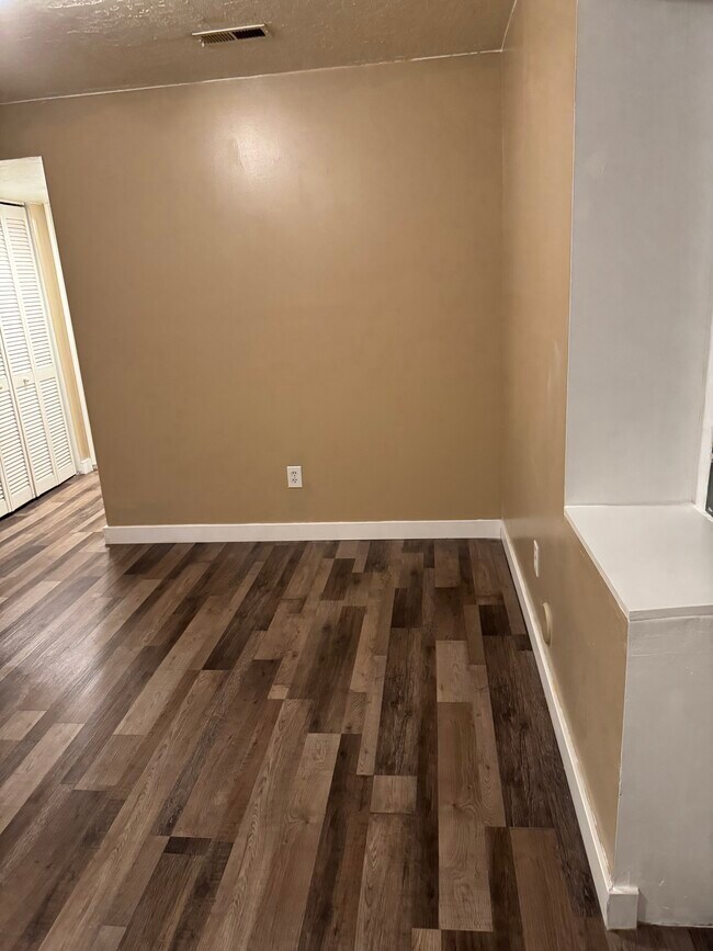 Building Photo - 1605 W Frankie Cir