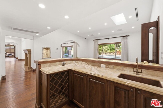 Building Photo - 2108 San Ysidro Dr