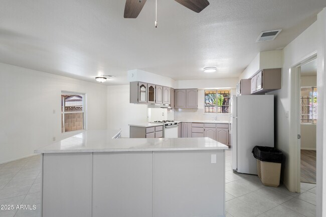 Building Photo - 5742 N 12th Pl