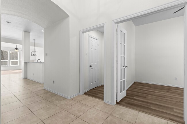 Building Photo - Lake Ridge