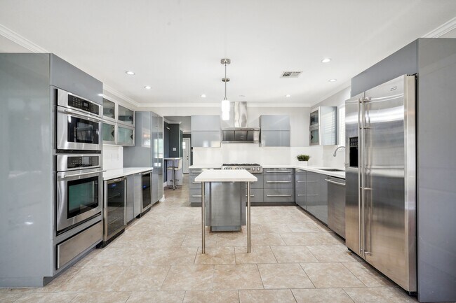 Building Photo - 6752 Fleur De Lis Dr
