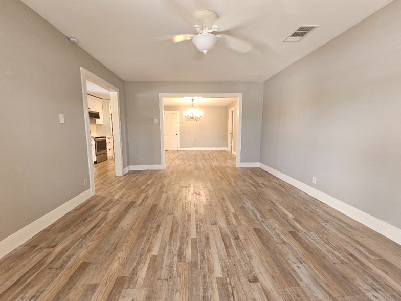 Building Photo - 513 S La Grange St