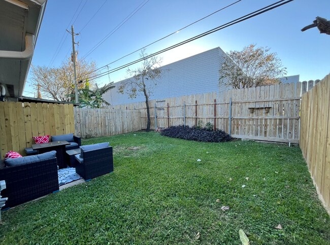 Building Photo - 1815 Bahama Dr