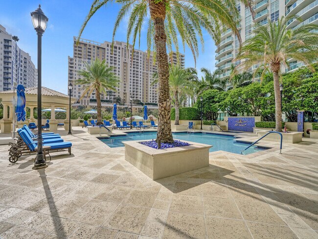 Building Photo - 411 N New River Dr E