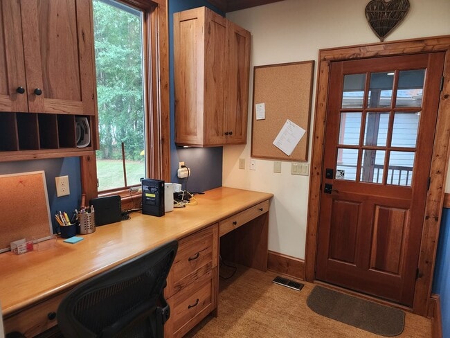 Building Photo - Fully Furnished Lakefront Home