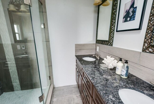 Building Photo - Spacious 4BR Capitol Hill Home with Lake W...