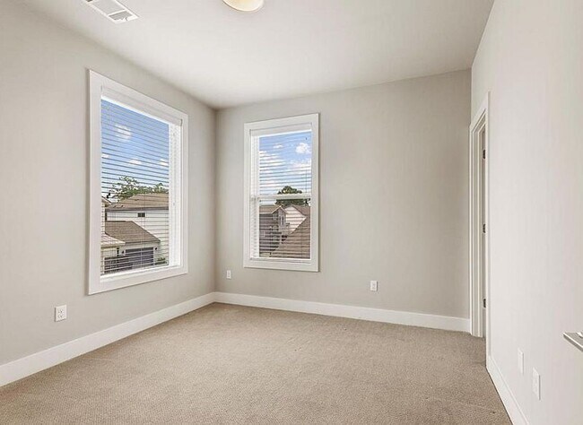 Building Photo - Modern 3BR/2.5BA Home in the Heart of Baton Rouge