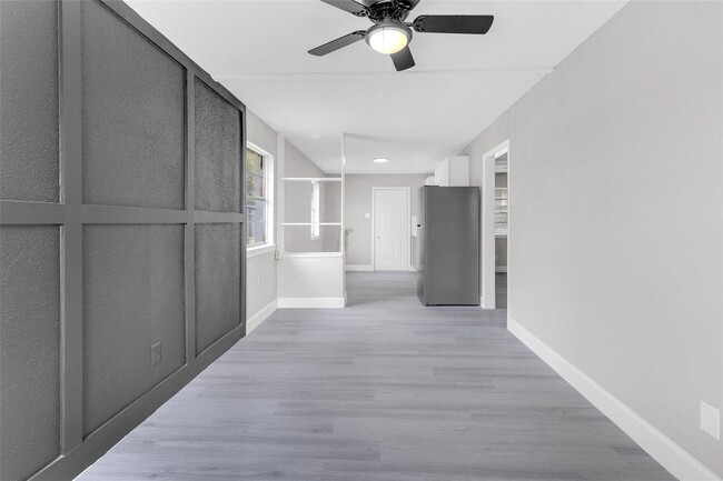 Building Photo - This beautifully remodeled duplex offers m...