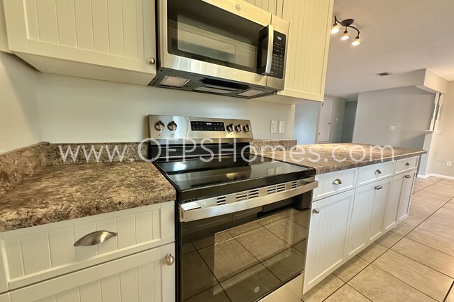 Building Photo - Move-in Special w/ Signed Lease by April 15