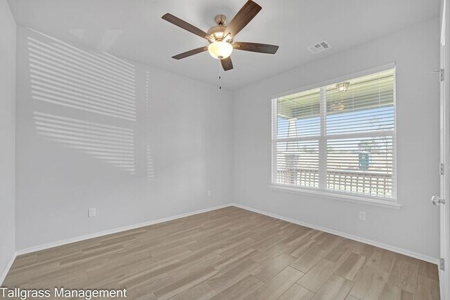 Building Photo - 4/2.5/2 Owasso Home! Lawn Care Included!
