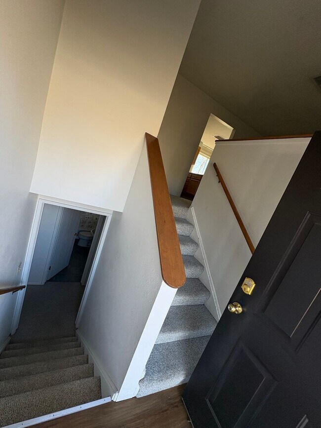 Building Photo - 4 bedroom 2 bath home prime location