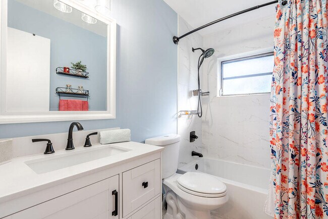 Building Photo - 4143 Palm Forest Dr N