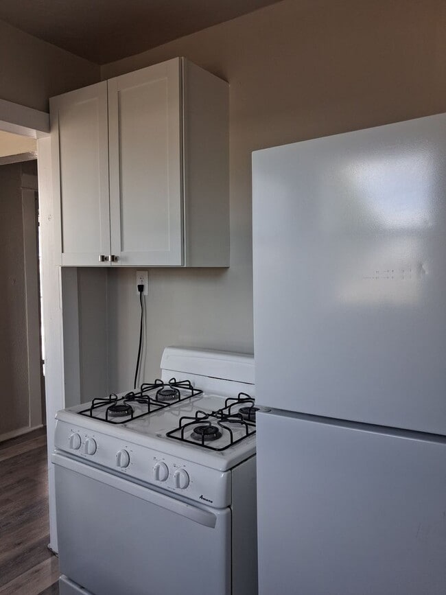 Building Photo - Cute Updated One Bedroom Near Park & Schools!  Pets Welcome!