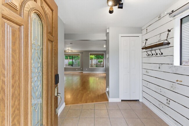 Building Photo - Gated Community Home