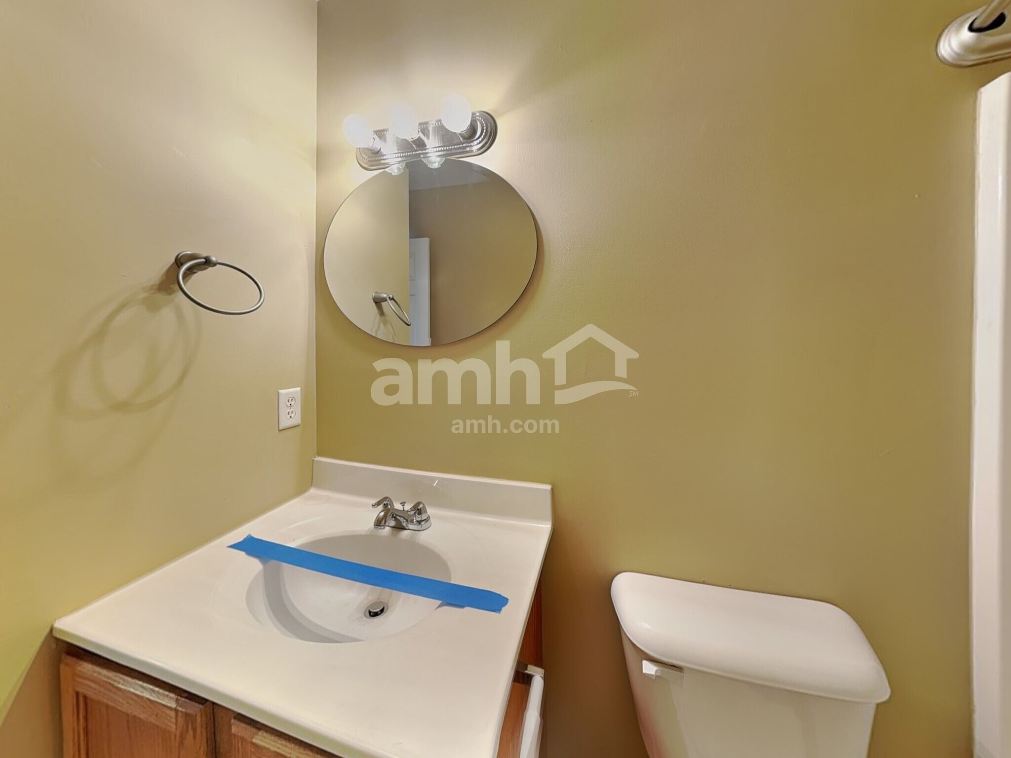 Building Photo - 372 Thompson St