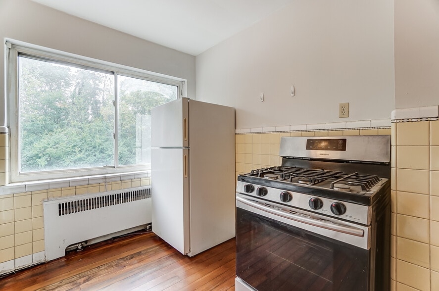 Stainless oven/range - 1711 Portman Ave
