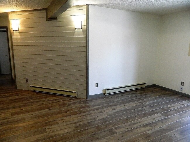 Building Photo - 559 Rainbow Vlg