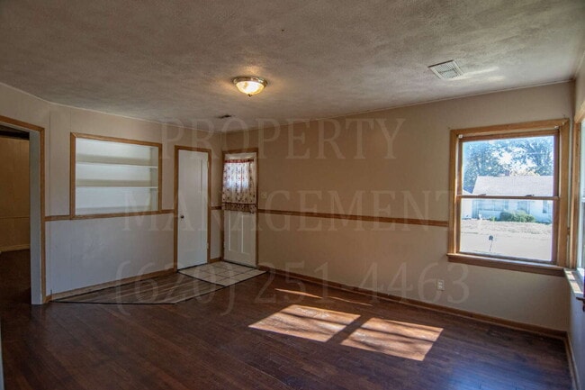 Building Photo - 2-Bed 1- Bath