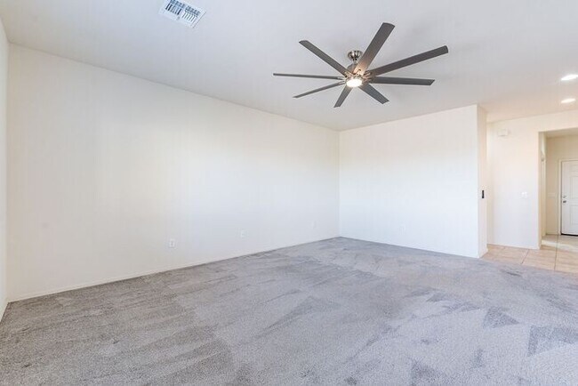 Building Photo - Pending/ Rented - Discover the perfect blend of comfort and style in Gladden Farms